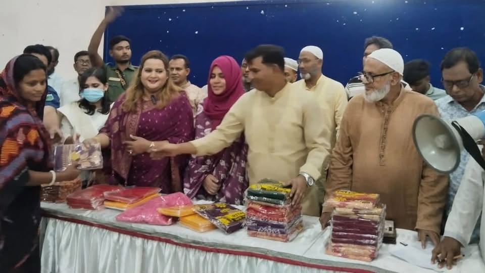 পাবনার ফরিদপুরে পূজামণ্ডপ পরিদর্শন ও শাড়ি বিতরণ করলেন এমপি